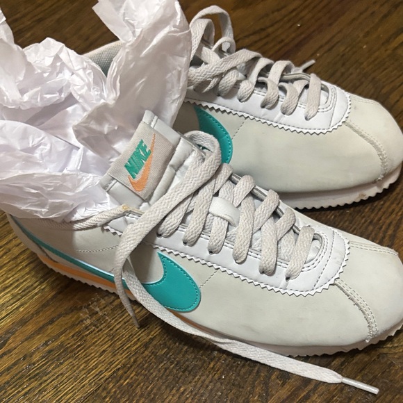 Nike Athletic Shoes in White and Teal - Picture 8 of 8